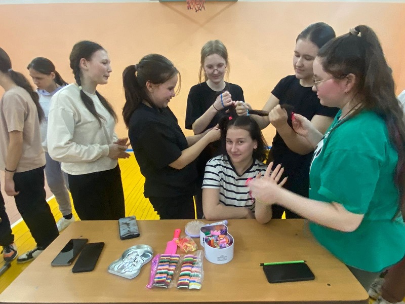 Библиотека д. Н. Армязь провела конкурсно - игровую программу «А, ну–ка, девушки!».